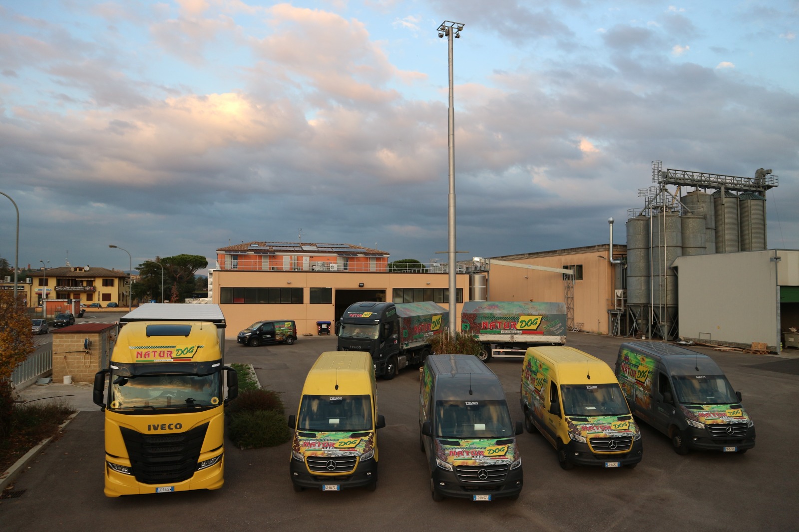 Sede centrale e stabilimento di produzione Natur Dog con flotta di camion aziendali