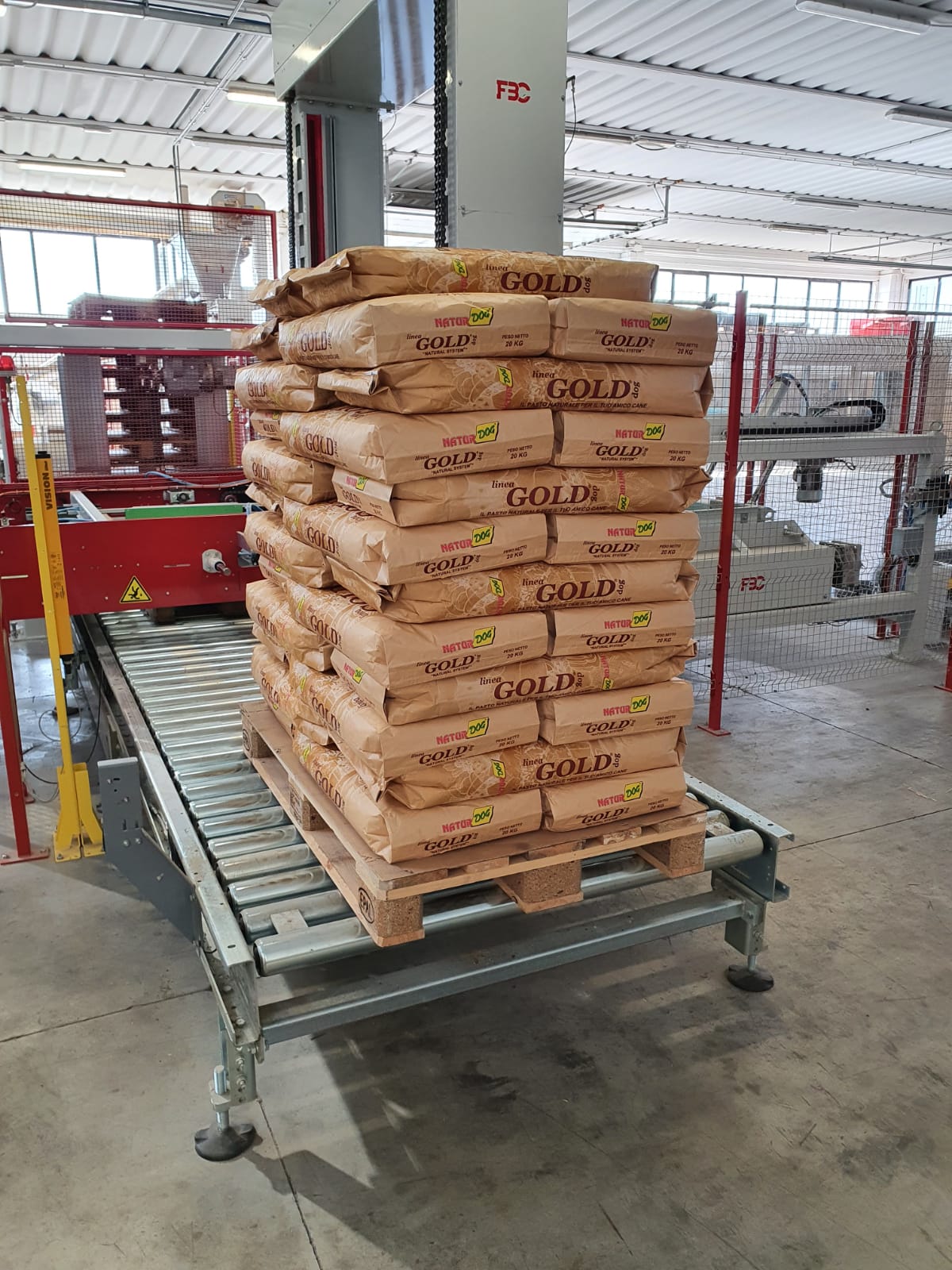 Pallet di mangime pressato a freddo Natur Dog sulla linea di produzione aziendale